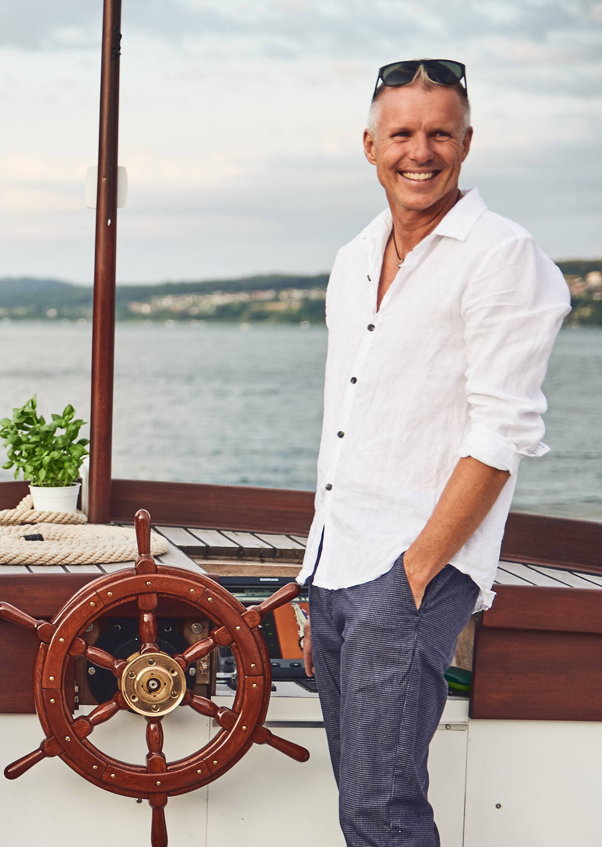 patrik-bucher-gastgeber-kulturschiff-bielersee.jpg Patrik Bucher, Gründer, Kapitän und persönlicher Gastgeber bei Kulturschiff
